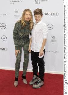 Ursula Karven und Sohn Christopher - Ankunft zur Riani Fashion-Show im Rahmen der Mercedes-Benz Fashion Week Berlin Autumn Winter 2016 am Brandenburger Tor in Berlin am 19.01.2016. Mercedes-Benz Fashion Week Berlin Autumn Winter 2016