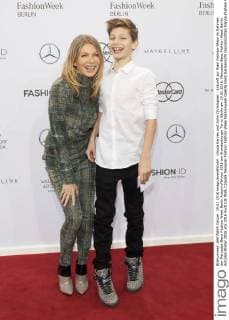 Ursula Karven und Sohn Christopher - Ankunft zur Riani Fashion-Show im Rahmen der Mercedes-Benz Fashion Week Berlin Autumn Winter 2016 am Brandenburger Tor in Berlin am 19.01.2016. Mercedes-Benz Fashion Week Berlin Autumn Winter 2016