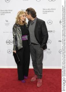 Caroline Beil und Philipp Sattler - Ankunft zur Riani Fashion-Show im Rahmen der Mercedes-Benz Fashion Week Berlin Autumn Winter 2016 am Brandenburger Tor in Berlin am 19.01.2016. Mercedes-Benz Fashion Week Berlin Autumn Winter 2016