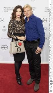Alexandra Leinauer (Polzin) mit Mann Gerhard Leinauer - Ankunft zur Riani Fashion-Show im Rahmen der Mercedes-Benz Fashion Week Berlin Autumn Winter 2016 am Brandenburger Tor in Berlin am 19.01.2016. Mercedes-Benz Fashion Week Berlin Autumn Winter 2016