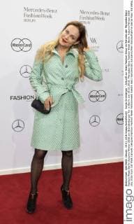 Sonja Kirchberger - Ankunft zur Riani Fashion-Show im Rahmen der Mercedes-Benz Fashion Week Berlin Autumn Winter 2016 am Brandenburger Tor in Berlin am 19.01.2016. Mercedes-Benz Fashion Week Berlin Autumn Winter 2016