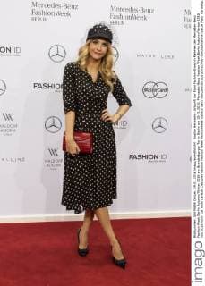 Sophie Hermann - Ankunft zur Riani Fashion-Show im Rahmen der Mercedes-Benz Fashion Week Berlin Autumn Winter 2016 am Brandenburger Tor in Berlin am 19.01.2016. Mercedes-Benz Fashion Week Berlin Autumn Winter 2016