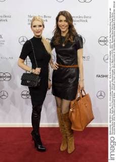 Mirja du Mont und Annett Moeller - Ankunft zur Riani Fashion-Show im Rahmen der Mercedes-Benz Fashion Week Berlin Autumn Winter 2016 am Brandenburger Tor in Berlin am 19.01.2016. Mercedes-Benz Fashion Week Berlin Autumn Winter 2016
