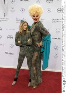 Ursula Karven und Olivia Jones - Ankunft zur Riani Fashion-Show im Rahmen der Mercedes-Benz Fashion Week Berlin Autumn Winter 2016 am Brandenburger Tor in Berlin am 19.01.2016. Mercedes-Benz Fashion Week Berlin Autumn Winter 2016