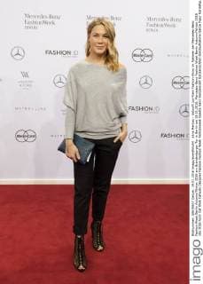 Alina Merkau - Ankunft zur Riani Fashion-Show im Rahmen der Mercedes-Benz Fashion Week Berlin Autumn Winter 2016 am Brandenburger Tor in Berlin am 19.01.2016. Mercedes-Benz Fashion Week Berlin Autumn Winter 2016