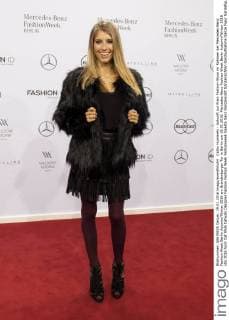 Cathy Hummels - Ankunft zur Riani Fashion-Show im Rahmen der Mercedes-Benz Fashion Week Berlin Autumn Winter 2016 am Brandenburger Tor in Berlin am 19.01.2016. Mercedes-Benz Fashion Week Berlin Autumn Winter 2016