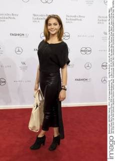 Lisa-Marie Koroll - Ankunft zur Riani Fashion-Show im Rahmen der Mercedes-Benz Fashion Week Berlin Autumn Winter 2016 am Brandenburger Tor in Berlin am 19.01.2016. Mercedes-Benz Fashion Week Berlin Autumn Winter 2016