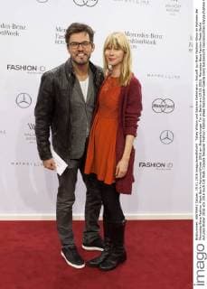 Tobey Wilson und Sabrina Gehrmann - Ankunft zur Riani Fashion-Show im Rahmen der Mercedes-Benz Fashion Week Berlin Autumn Winter 2016 am Brandenburger Tor in Berlin am 19.01.2016. Mercedes-Benz Fashion Week Berlin Autumn Winter 2016