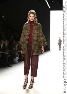 Luisa Hartema bei der Riani Fashion Show auf der Mercedes-Benz Fashion Week Berlin Autumn Winter 2016. Berlin, 19.01.2016 Foto:xS.xGabschx xFuturexImage