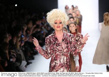 Bilder des Tages Jan. 20, 2016 - Berlin, Germany - Mercedes-Benz Fashion Week Autum Winter 2016 in Berlin. Olivia Jones, drag artist, a model on the catwalk of RIANI Show. Berlin Germany - ZUMAp133