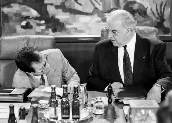 Bundesaussenminister Klaus KINKEL , FDP , und Bundeskanzler Helmut KOHL , CDU , bei einer Kabinettsitzung im Juni 1993 Klaus KINKEL , FDP , and Chancellor Helmut KOHL , CDU , during a cabinet meeting in June 1993