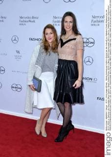 Nikola Kastnerund Kathrin Wrobel bei der Ankunft zur Rebekka Ruetz Modenschau am 20.01.2016 im Rahmen der Mercedes-Benz Fashion Week Herbst Winter 2016 in Berlin MBFW Fashionweek 2016 in Berlin- Rebekka Ruetz Fashionshow 