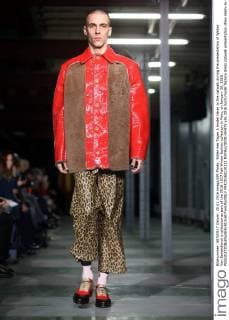 Bilder des Tages A model takes to the catwalk during the presentation of Walter Van Beirendonck s collection as part of the 2016-1017 Fall-Winter fashion collection in Paris, on January 20, 2016.  PAR20160120111 MAYAxVIDON-WHITE