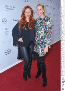 Yasmina Filali und Giulia Siegel bei der Ankunft zur G.M.Kretschmer Modenschau am 20.01.2016 im Rahmen der Mercedes-Benz Fashion Week Herbst Winter 2016 in Berlin MBFW Fashionweek 2016 in Berlin- G.M.Kretschmer Fashionshow 