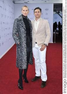 Karolina Kurkova und ihr Ehemann Archie Drury bei der Ankunft zur G.M.Kretschmer Modenschau am 20.01.2016 im Rahmen der Mercedes-Benz Fashion Week Herbst Winter 2016 in Berlin MBFW Fashionweek 2016 in Berlin- G.M.Kretschmer Fashionshow 