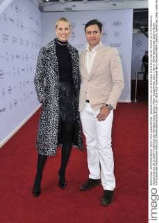 Karolina Kurkova und ihr Ehemann Archie Drury bei der Ankunft zur G.M.Kretschmer Modenschau am 20.01.2016 im Rahmen der Mercedes-Benz Fashion Week Herbst Winter 2016 in Berlin MBFW Fashionweek 2016 in Berlin- G.M.Kretschmer Fashionshow 