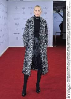 Karolina Kurkova bei der Ankunft zur G.M.Kretschmer Modenschau am 20.01.2016 im Rahmen der Mercedes-Benz Fashion Week Herbst Winter 2016 in Berlin MBFW Fashionweek 2016 in Berlin- G.M.Kretschmer Fashionshow 