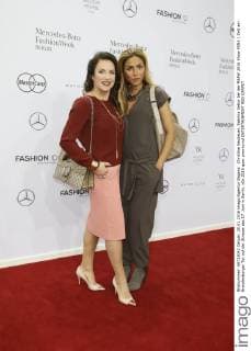 Christine Neubauer, Sabrina Setlur bei der MBFW 2016 Show MINX Zelt am Brandenburger Tor auf der Strasse des 17. Juni in Berlin.