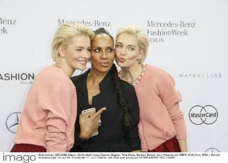 Nina Meise, Barbara Becker, Julia Meise bei der MBFW 2016 Show MINX Zelt am Brandenburger Tor auf der Strasse des 17. Juni in Berlin.