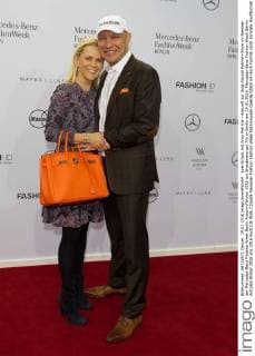 Axel Schulz mit Frau Patricia - Ankunft zur Anja Gockel Fashion-Show im Rahmen der Mercedes-Benz Fashion Week Berlin Autumn Winter 2016 am Brandenburger Tor in Berlin am 19.01.2016. Mercedes-Benz Fashion Week Berlin Autumn Winter 2016