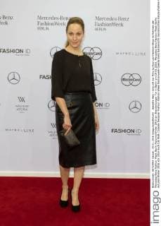 Jeanette Hain - Ankunft zur Minx by Eva Lutz Fashion-Show im Rahmen der Mercedes-Benz Fashion Week Berlin Autumn Winter 2016 am Brandenburger Tor in Berlin am 19.01.2016. Mercedes-Benz Fashion Week Berlin Autumn Winter 2016