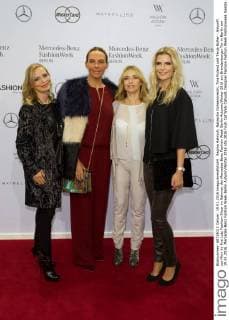 Regina Halmich, Natascha Ochsenknecht, Tina Ruland und Tanja Bülter - Ankunft zur Minx by Eva Lutz Fashion-Show im Rahmen der Mercedes-Benz Fashion Week Berlin Autumn Winter 2016 am Brandenburger Tor in Berlin am 19.01.2016. Mercedes-Benz Fashion Week Berlin Autumn Winter 2016