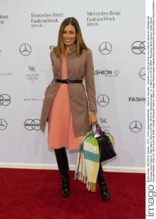 Jana Ina Zarrella - Ankunft zur Minx by Eva Lutz Fashion-Show im Rahmen der Mercedes-Benz Fashion Week Berlin Autumn Winter 2016 am Brandenburger Tor in Berlin am 19.01.2016. Mercedes-Benz Fashion Week Berlin Autumn Winter 2016