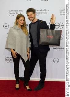 Jana Kilka und Thore Schölermann - Ankunft zur Minx by Eva Lutz Fashion-Show im Rahmen der Mercedes-Benz Fashion Week Berlin Autumn Winter 2016 am Brandenburger Tor in Berlin am 19.01.2016. Mercedes-Benz Fashion Week Berlin Autumn Winter 2016