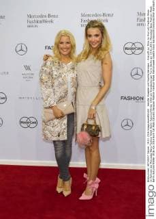 Jennifer Knaeble und Sophie Hermann - Ankunft zur Minx by Eva Lutz Fashion-Show im Rahmen der Mercedes-Benz Fashion Week Berlin Autumn Winter 2016 am Brandenburger Tor in Berlin am 19.01.2016. Mercedes-Benz Fashion Week Berlin Autumn Winter 2016
