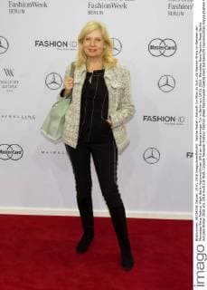 Sabine Postel - Ankunft zur Minx by Eva Lutz Fashion-Show im Rahmen der Mercedes-Benz Fashion Week Berlin Autumn Winter 2016 am Brandenburger Tor in Berlin am 19.01.2016. Mercedes-Benz Fashion Week Berlin Autumn Winter 2016