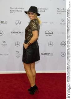 Annica Hansen - Ankunft zur Rebekka Ruètz Fashion-Show im Rahmen der Mercedes-Benz Fashion Week Berlin Autumn Winter 2016 am Brandenburger Tor in Berlin am 19.01.2016. Mercedes-Benz Fashion Week Berlin Autumn Winter 2016