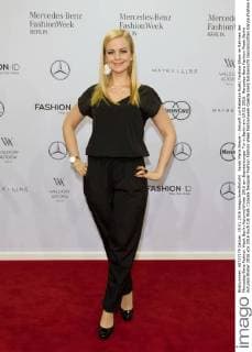 Sarah Maria Breuer - Ankunft zur Rebekka Ruètz Fashion-Show im Rahmen der Mercedes-Benz Fashion Week Berlin Autumn Winter 2016 am Brandenburger Tor in Berlin am 19.01.2016. Mercedes-Benz Fashion Week Berlin Autumn Winter 2016