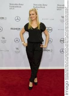 Sarah Maria Breuer - Ankunft zur Rebekka Ruètz Fashion-Show im Rahmen der Mercedes-Benz Fashion Week Berlin Autumn Winter 2016 am Brandenburger Tor in Berlin am 19.01.2016. Mercedes-Benz Fashion Week Berlin Autumn Winter 2016