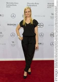 Sarah Maria Breuer - Ankunft zur Rebekka Ruètz Fashion-Show im Rahmen der Mercedes-Benz Fashion Week Berlin Autumn Winter 2016 am Brandenburger Tor in Berlin am 19.01.2016. Mercedes-Benz Fashion Week Berlin Autumn Winter 2016