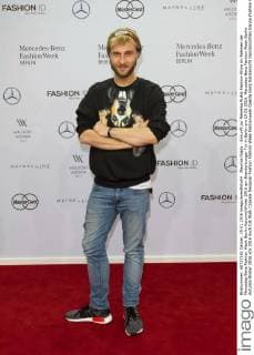 Maurice Gajda - Ankunft zur Rebekka Ruètz Fashion-Show im Rahmen der Mercedes-Benz Fashion Week Berlin Autumn Winter 2016 am Brandenburger Tor in Berlin am 19.01.2016. Mercedes-Benz Fashion Week Berlin Autumn Winter 2016