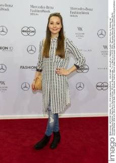 Julia Krüger - Ankunft zur Rebekka Ruètz Fashion-Show im Rahmen der Mercedes-Benz Fashion Week Berlin Autumn Winter 2016 am Brandenburger Tor in Berlin am 19.01.2016. Mercedes-Benz Fashion Week Berlin Autumn Winter 2016
