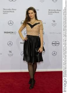 Katrin Wrobel - Ankunft zur Rebekka Ruètz Fashion-Show im Rahmen der Mercedes-Benz Fashion Week Berlin Autumn Winter 2016 am Brandenburger Tor in Berlin am 19.01.2016. Mercedes-Benz Fashion Week Berlin Autumn Winter 2016
