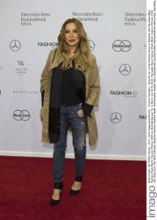 Simone Thomalla - Ankunft zur Laurèl Fashion-Show im Rahmen der Mercedes-Benz Fashion Week Berlin Autumn Winter 2016 am Brandenburger Tor in Berlin am 19.01.2016. Mercedes-Benz Fashion Week Berlin Autumn Winter 2016