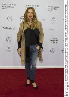 Simone Thomalla - Ankunft zur Laurèl Fashion-Show im Rahmen der Mercedes-Benz Fashion Week Berlin Autumn Winter 2016 am Brandenburger Tor in Berlin am 19.01.2016. Mercedes-Benz Fashion Week Berlin Autumn Winter 2016