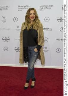 Simone Thomalla - Ankunft zur Laurèl Fashion-Show im Rahmen der Mercedes-Benz Fashion Week Berlin Autumn Winter 2016 am Brandenburger Tor in Berlin am 19.01.2016. Mercedes-Benz Fashion Week Berlin Autumn Winter 2016