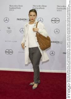 Laura Berlin - Ankunft zur Laurèl Fashion-Show im Rahmen der Mercedes-Benz Fashion Week Berlin Autumn Winter 2016 am Brandenburger Tor in Berlin am 19.01.2016. Mercedes-Benz Fashion Week Berlin Autumn Winter 2016