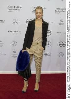 Esther Nikolai Seibt - Ankunft zur Laurèl Fashion-Show im Rahmen der Mercedes-Benz Fashion Week Berlin Autumn Winter 2016 am Brandenburger Tor in Berlin am 19.01.2016. Mercedes-Benz Fashion Week Berlin Autumn Winter 2016