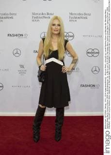 Mirja du Mont - Ankunft zur Laurèl Fashion-Show im Rahmen der Mercedes-Benz Fashion Week Berlin Autumn Winter 2016 am Brandenburger Tor in Berlin am 19.01.2016. Mercedes-Benz Fashion Week Berlin Autumn Winter 2016