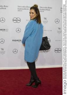 Jana Ina Zarrella - Ankunft zur Laurèl Fashion-Show im Rahmen der Mercedes-Benz Fashion Week Berlin Autumn Winter 2016 am Brandenburger Tor in Berlin am 19.01.2016. Mercedes-Benz Fashion Week Berlin Autumn Winter 2016