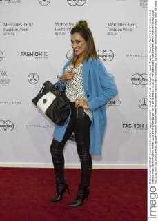 Jana Ina Zarrella - Ankunft zur Laurèl Fashion-Show im Rahmen der Mercedes-Benz Fashion Week Berlin Autumn Winter 2016 am Brandenburger Tor in Berlin am 19.01.2016. Mercedes-Benz Fashion Week Berlin Autumn Winter 2016