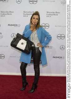 Jana Ina Zarrella - Ankunft zur Laurèl Fashion-Show im Rahmen der Mercedes-Benz Fashion Week Berlin Autumn Winter 2016 am Brandenburger Tor in Berlin am 19.01.2016. Mercedes-Benz Fashion Week Berlin Autumn Winter 2016