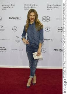 Gizem Emre - Ankunft zur Laurèl Fashion-Show im Rahmen der Mercedes-Benz Fashion Week Berlin Autumn Winter 2016 am Brandenburger Tor in Berlin am 19.01.2016. Mercedes-Benz Fashion Week Berlin Autumn Winter 2016