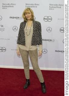 Gesine Cukrowski - Ankunft zur Laurèl Fashion-Show im Rahmen der Mercedes-Benz Fashion Week Berlin Autumn Winter 2016 am Brandenburger Tor in Berlin am 19.01.2016. Mercedes-Benz Fashion Week Berlin Autumn Winter 2016