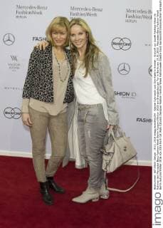 Gesine Cukrowski und Ann-Kathrin Kramer - Ankunft zur Laurèl Fashion-Show im Rahmen der Mercedes-Benz Fashion Week Berlin Autumn Winter 2016 am Brandenburger Tor in Berlin am 19.01.2016. Mercedes-Benz Fashion Week Berlin Autumn Winter 2016