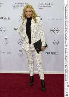 Katja Burkard - Ankunft zur Laurèl Fashion-Show im Rahmen der Mercedes-Benz Fashion Week Berlin Autumn Winter 2016 am Brandenburger Tor in Berlin am 19.01.2016. Mercedes-Benz Fashion Week Berlin Autumn Winter 2016